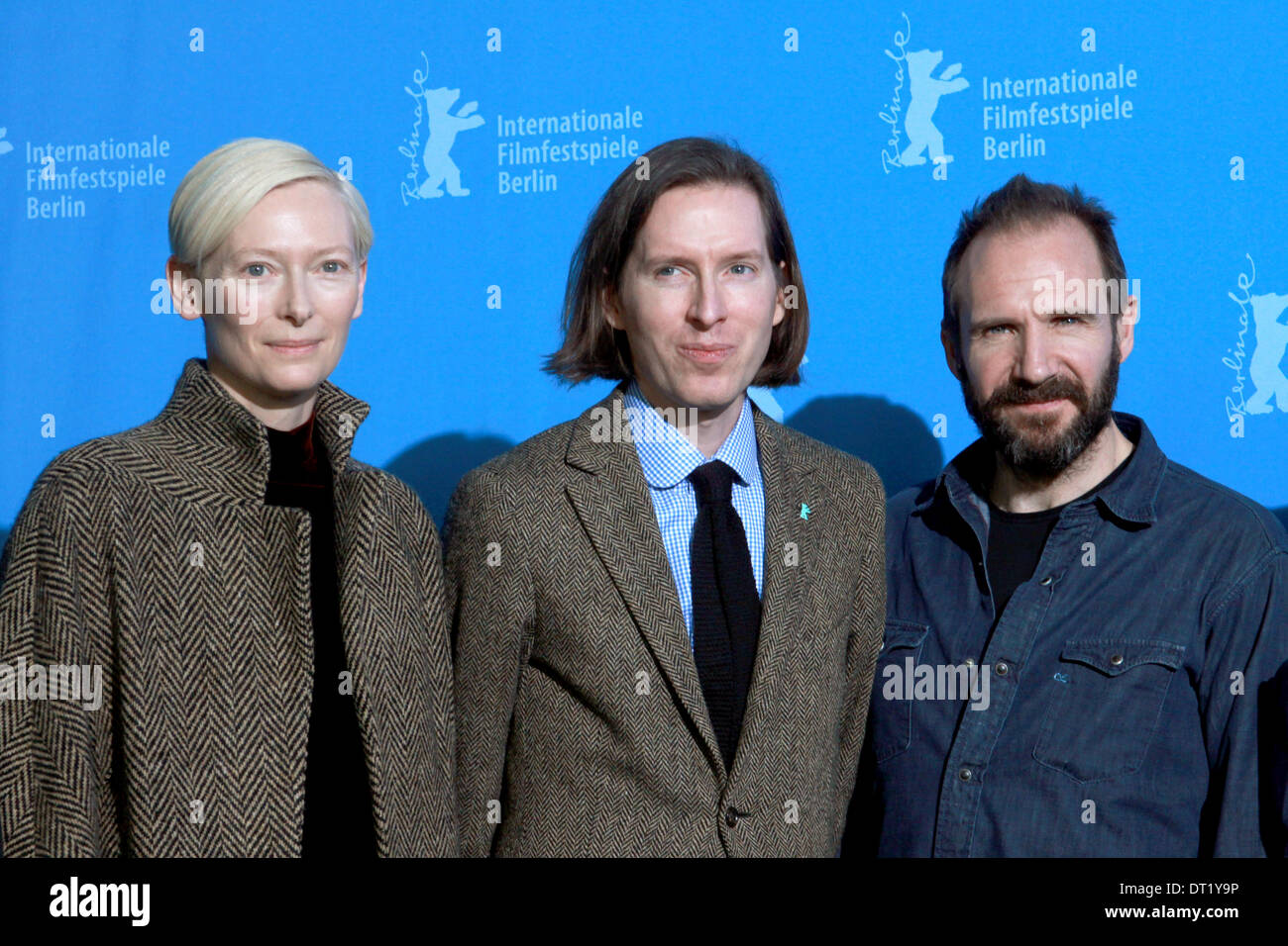 Berlino, Germania. 06 feb 2014. Attori Tilda Swinton (L), Ralph Fiennes (R) e direttore di Wes Anderson pongono durante il photocall per 'Il Grand Hotel di Budapest" al sessantaquattresimo annuale di Festival del Cinema di Berlino, Berlino, Germania, 06 febbraio 2014. Il film è presentato in Concorso Ufficiale della Berlinale, che va dal 06 al 16 febbraio 2014. Foto: Hubert Boesl/dpa - NESSUN SERVIZIO DI FILO-/dpa/Alamy Live News Foto Stock