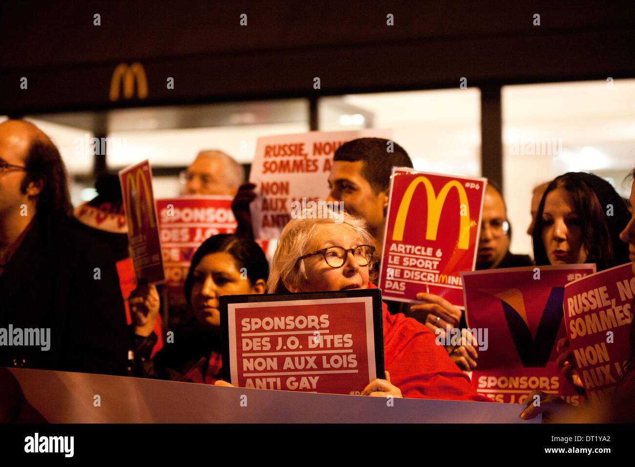 Parigi, Francia. 5 febbraio, 2014. Dimostrazione contro la sponsorizzazione della Sochi gioco invernale 2014, dalle marche coca cola e Mc Donald. La manifestazione ha avuto luogo presso la Piazza della Repubblica a Parigi, Francia, a fronte di un McDonald. I manifestanti che gridavano contro Poutine e il suo Homophobian interventi. Credito: Michael Bunel/NurPhoto/ZUMAPRESS.com/Alamy Live News Foto Stock