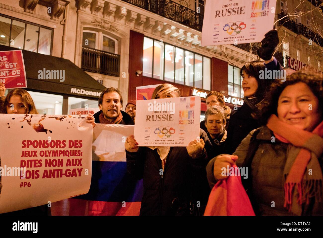 Parigi, Francia. 5 febbraio, 2014. Dimostrazione contro la sponsorizzazione della Sochi gioco invernale 2014, dalle marche coca cola e Mc Donald. La manifestazione ha avuto luogo presso la Piazza della Repubblica a Parigi, Francia, a fronte di un McDonald. I manifestanti che gridavano contro Poutine e il suo Homophobian interventi. Credito: Michael Bunel/NurPhoto/ZUMAPRESS.com/Alamy Live News Foto Stock