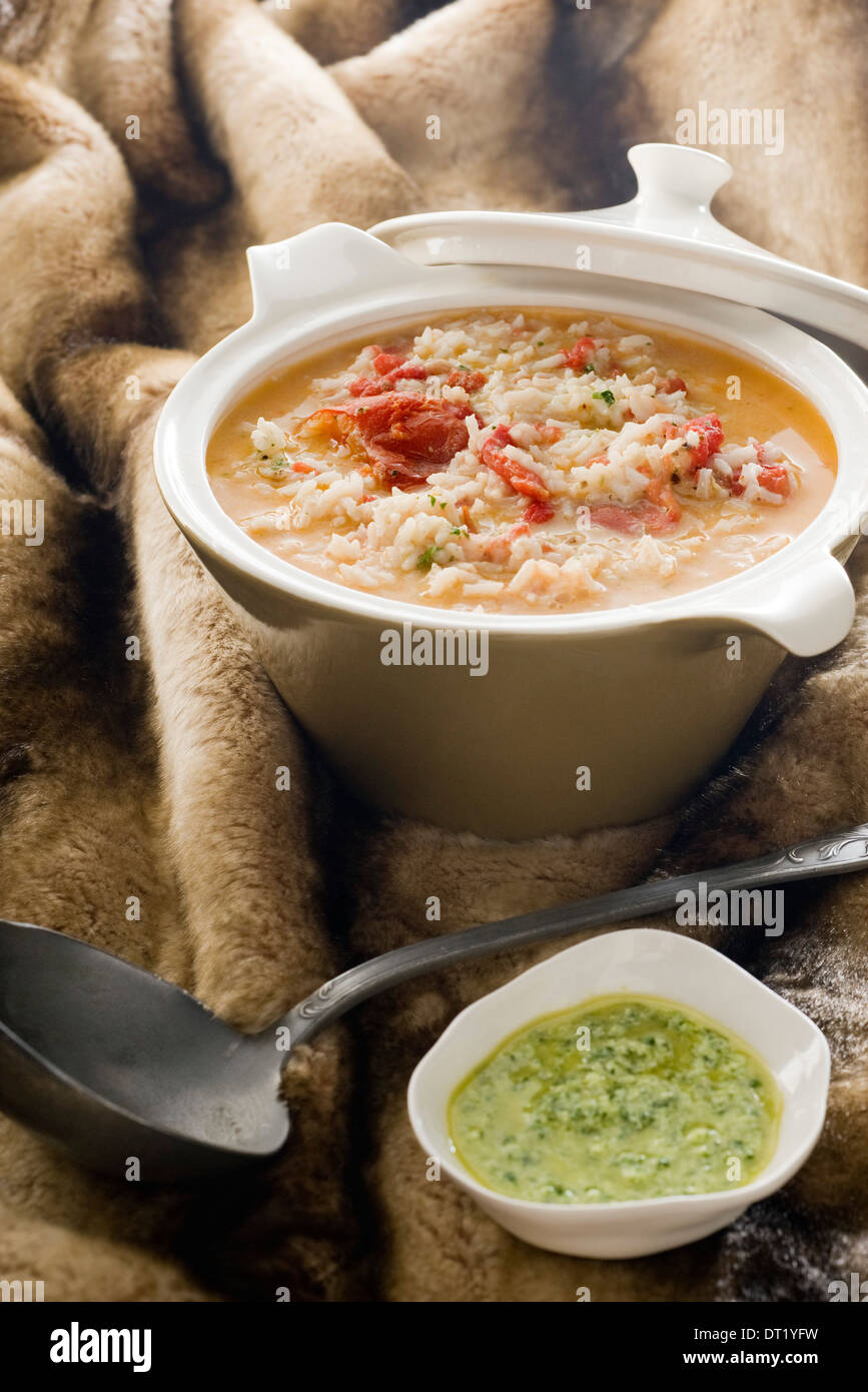 Una zuppa di riso con pomodoro Foto Stock
