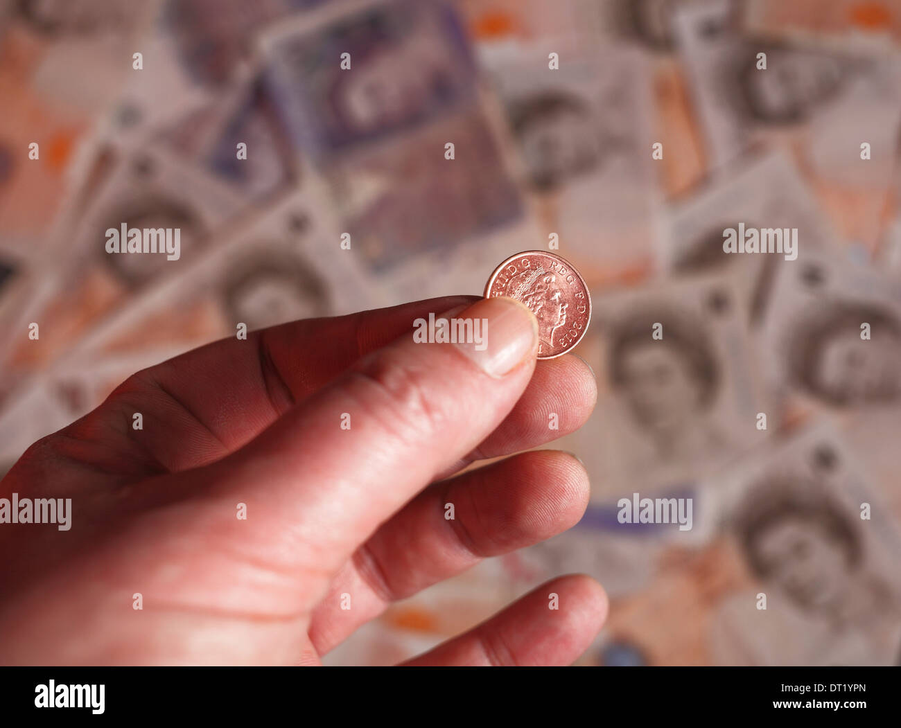 Un centesimo detenuto da una mano d'uomo. Foto Stock