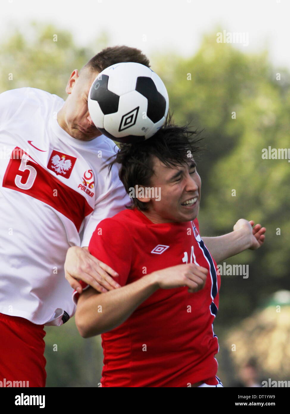 La Manga, Spagna. 6 febbraio 2014. Il Team Internazionale Torneo, La Manga, Spagna. La Polonia contro la Norvegia. Gracjan Horoszkiewicz (Polonia) Anders Trondsen (Norvegia) duello aereo. Credito: Tony Henshaw/Alamy Live News Foto Stock