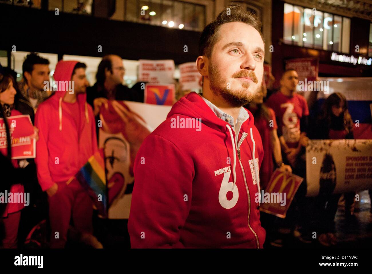 Parigi, Francia. 5 febbraio, 2014. Dimostrazione contro la sponsorizzazione della Sochi gioco invernale 2014, dalle marche coca cola e Mc Donald. La manifestazione ha avuto luogo presso la Piazza della Repubblica a Parigi, Francia, a fronte di un McDonald. I manifestanti che gridavano contro Poutine e il suo Homophobian interventi. Credito: Michael Bunel/NurPhoto/ZUMAPRESS.com/Alamy Live News Foto Stock