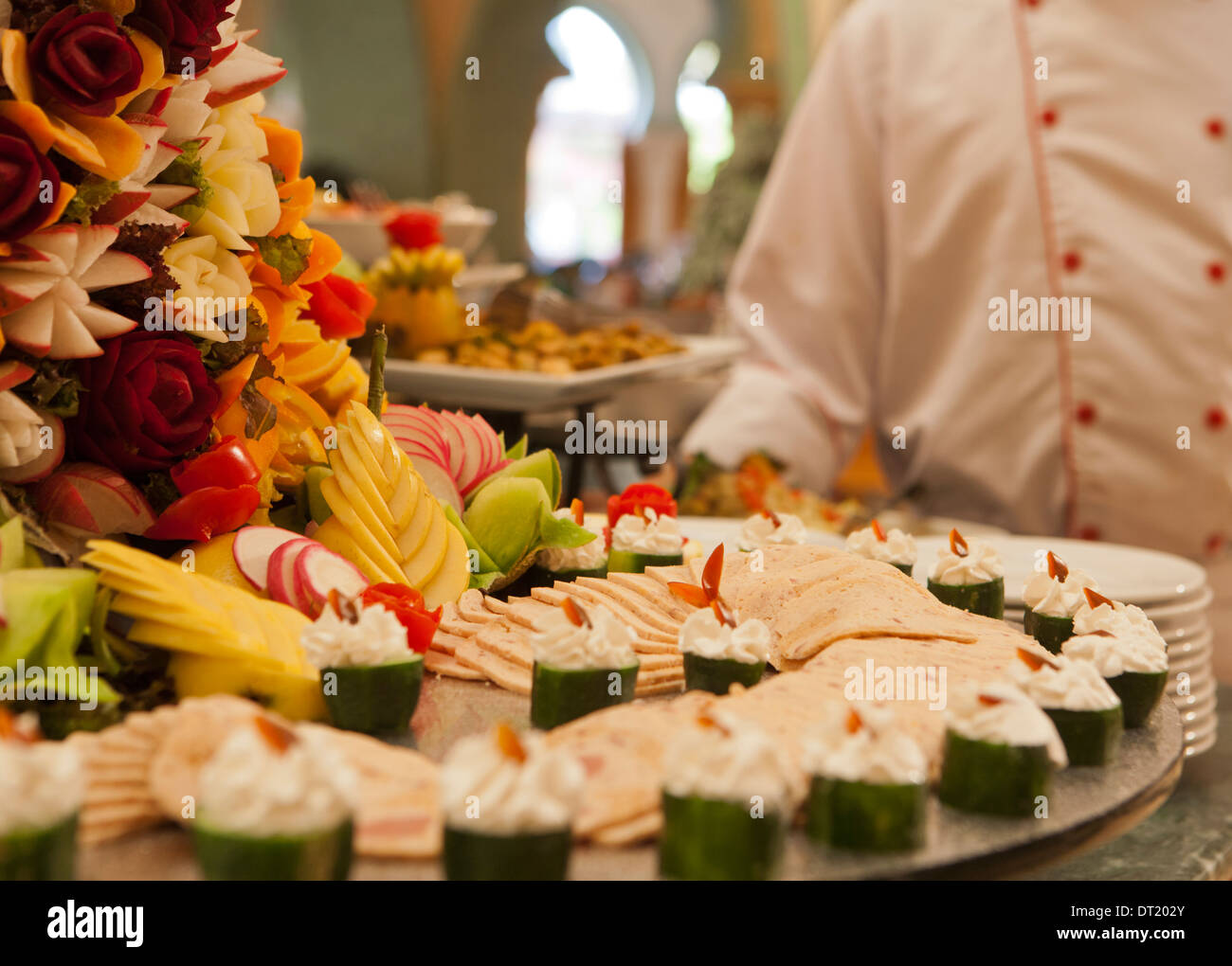 Messa a fuoco poco profonda immagine di uno chef che frequentano a buffet Foto Stock