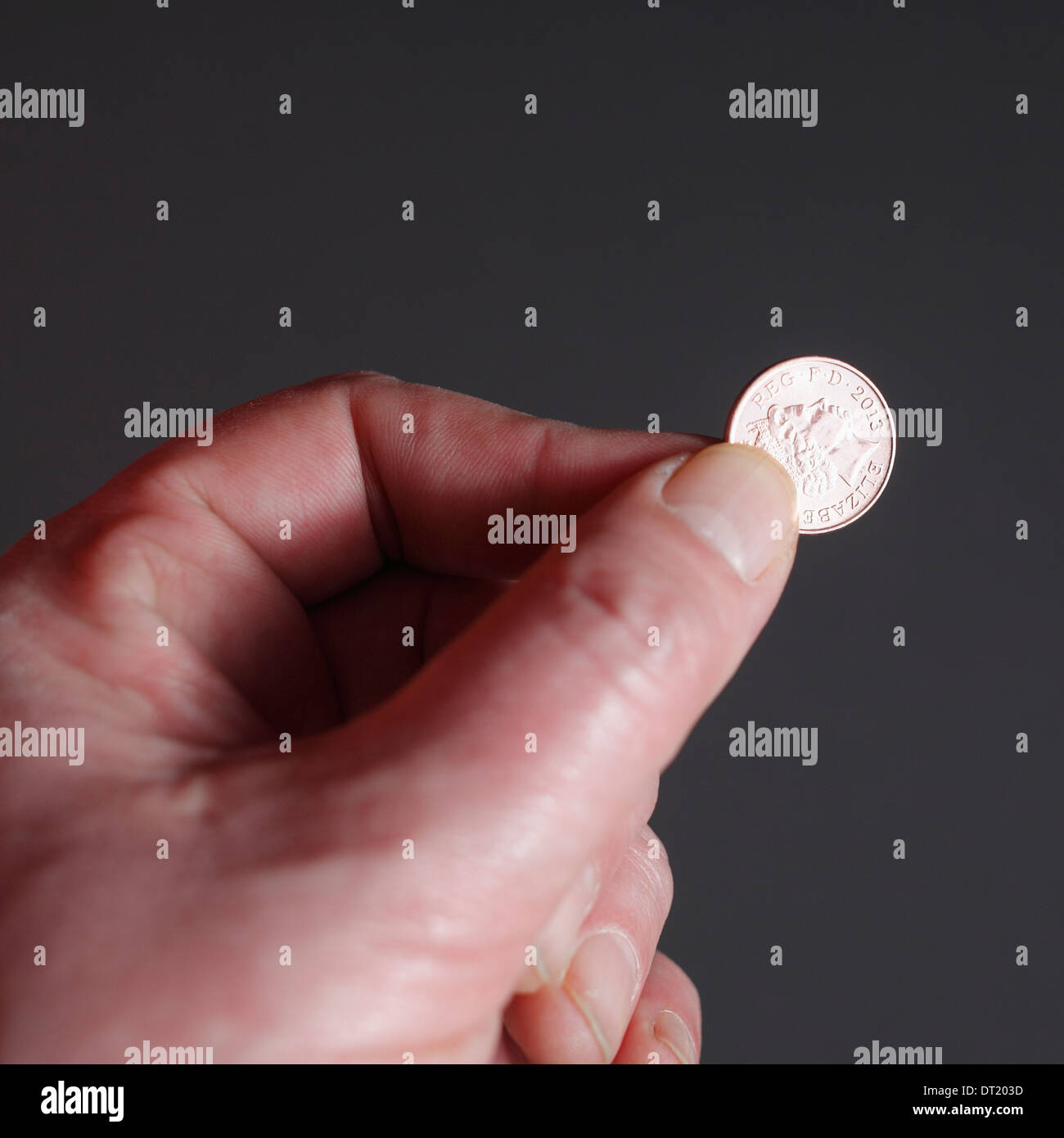 Un centesimo detenuto da una mano d'uomo. Foto Stock