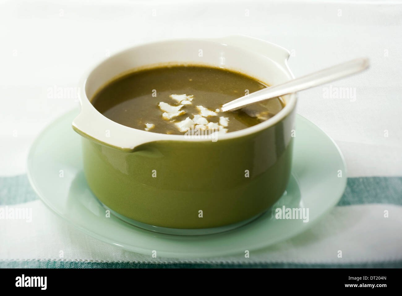 Zuppa di spinaci con formaggio caprino fresco Foto Stock