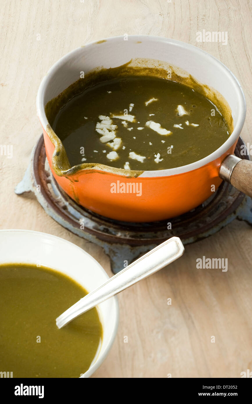 Zuppa di spinaci con formaggio caprino fresco Foto Stock
