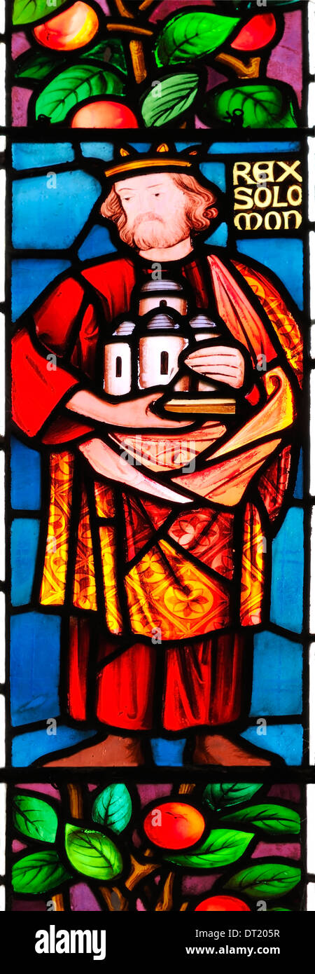 Il re Salomone, signor Commissario di grandi edifici, raffigurato in vetro colorato nella chiesa di San James, Winscombe, Somerset, Inghilterra Foto Stock