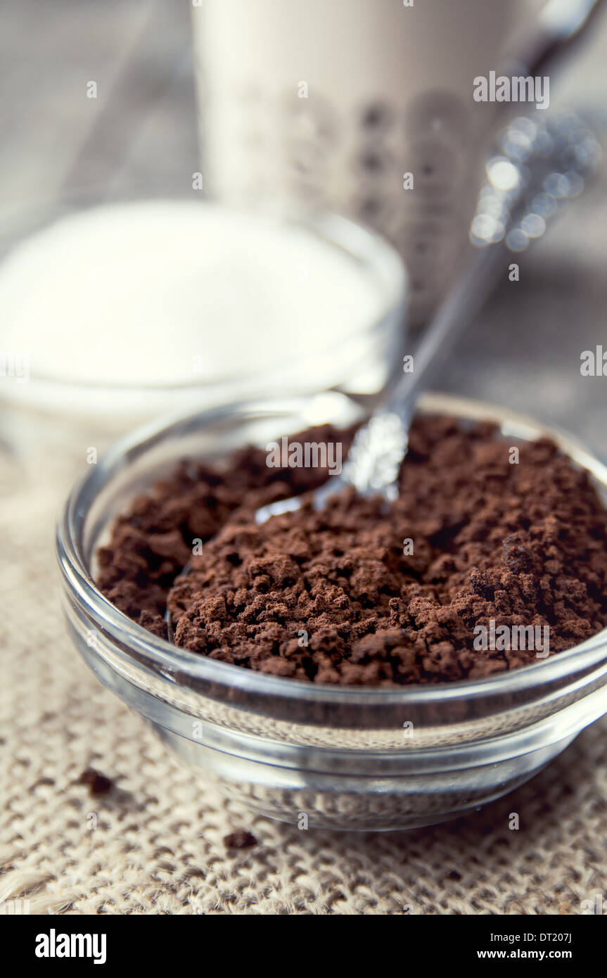 Caffè macinato sull'annata sullo sfondo di legno, fuoco selettivo Foto Stock