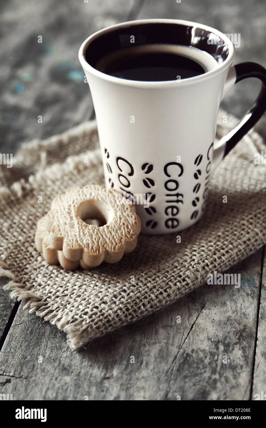Caffè e biscotti sul vintage sfondo di legno, fuoco selettivo Foto Stock
