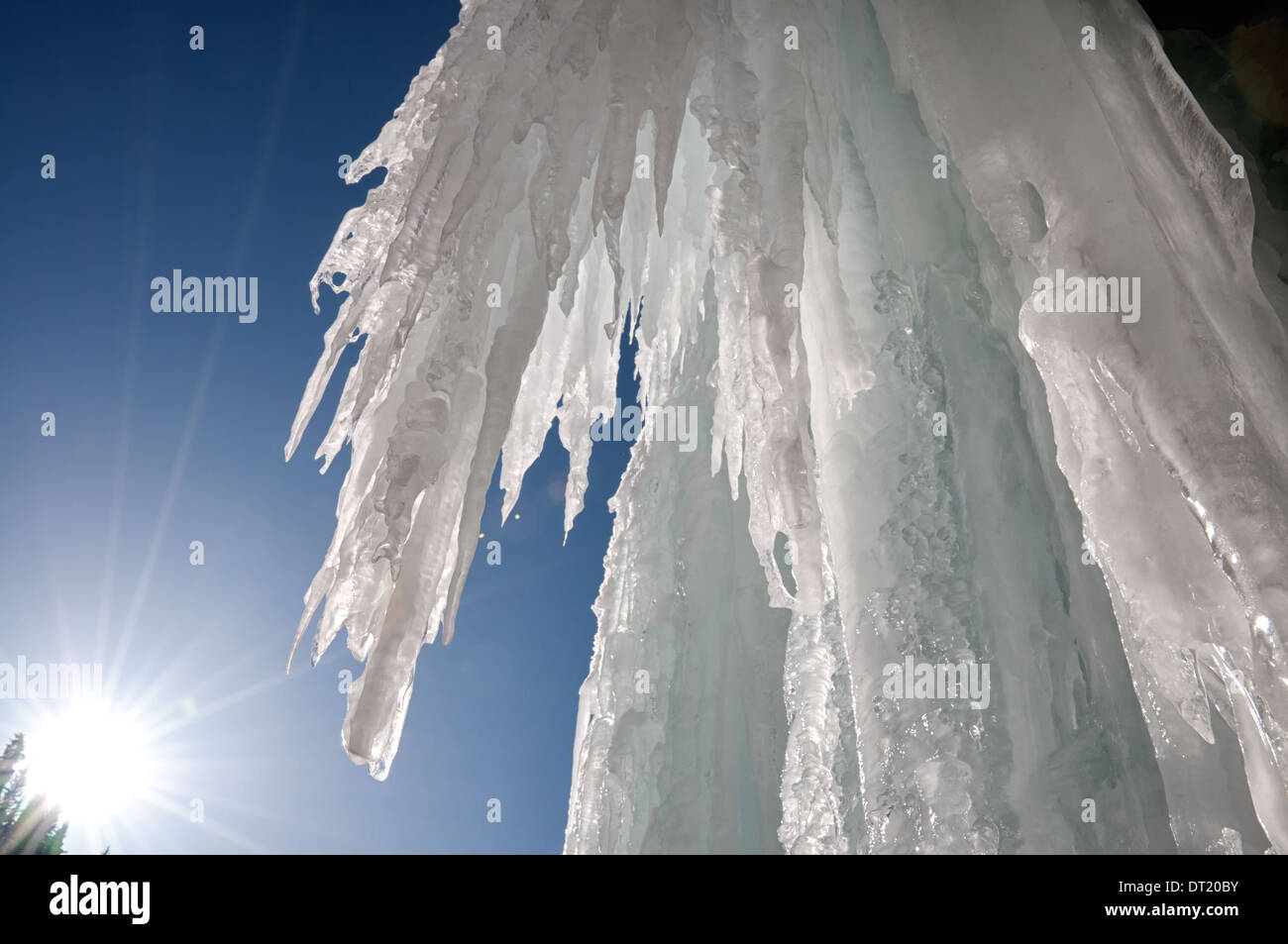 Ghiaccioli al winter su cascate di ghiaccio e sun Foto Stock