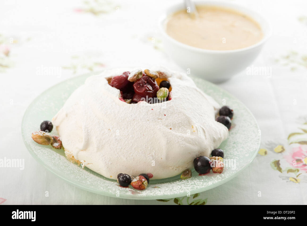 Meringhe con frutti di bosco e crema con il cardamomo Foto Stock