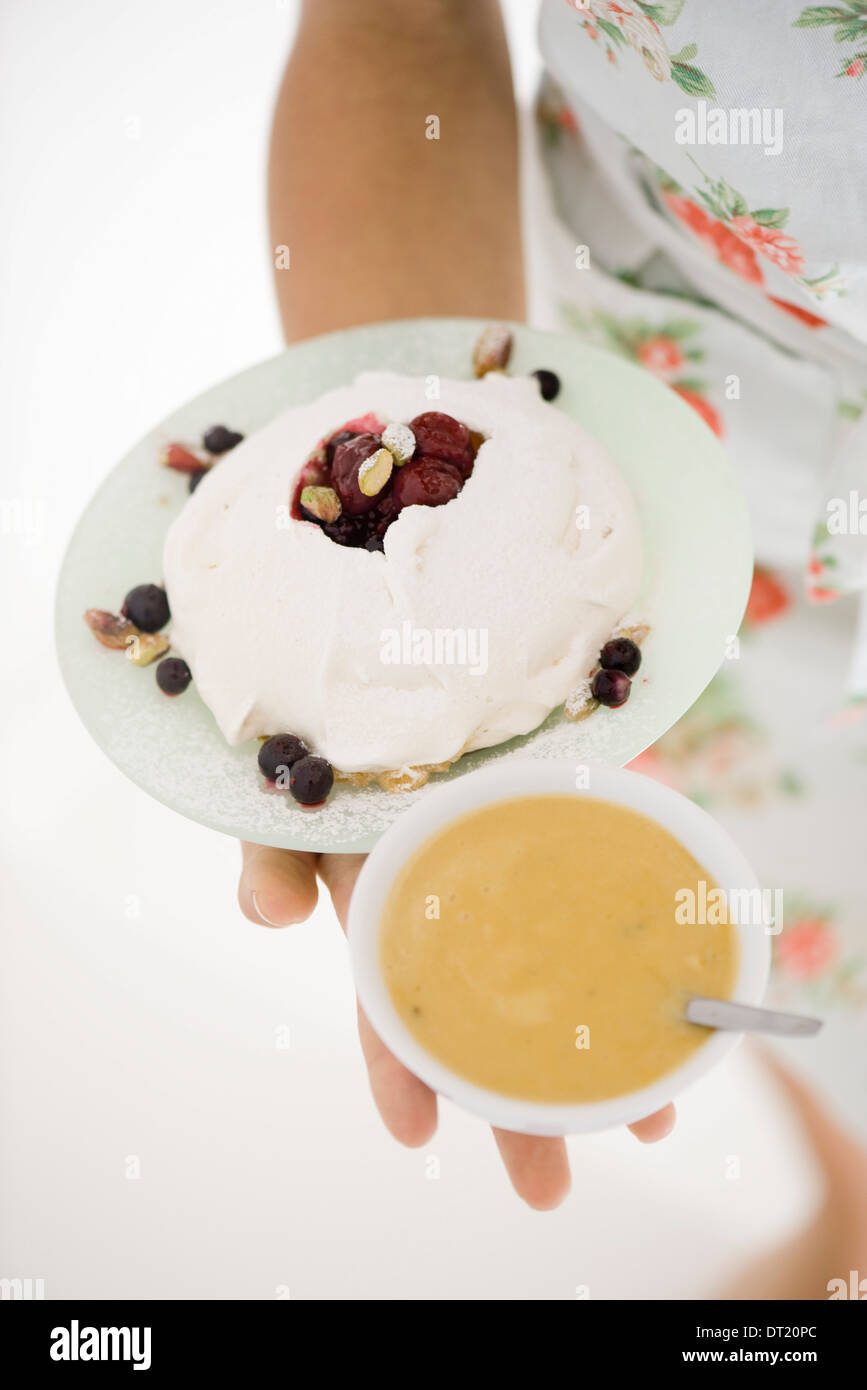 Meringhe con frutti di bosco e crema con il cardamomo Foto Stock