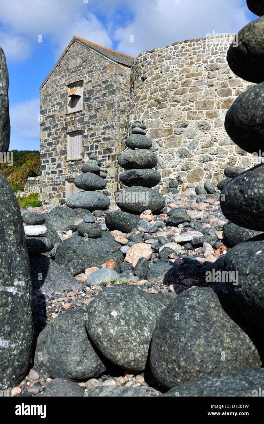 La vecchia casa di argano incorniciato dalla moderna spiaggia-arte, Carleon Cove, Poltesco, Cornwall, Inghilterra Foto Stock