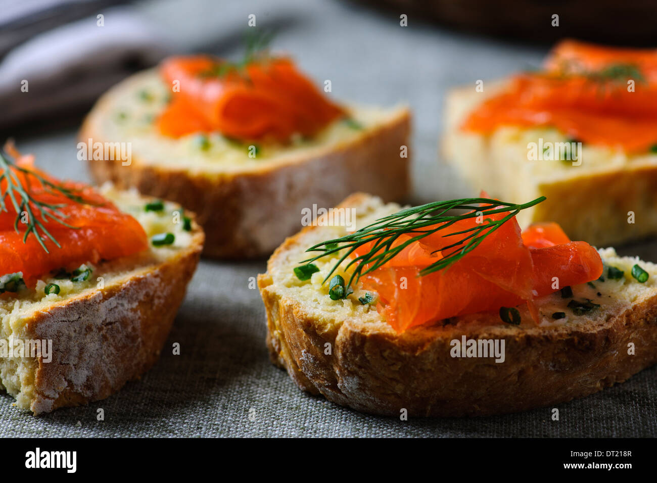 Irish Soda pane con salmone affumicato e erba cipollina burro Foto Stock