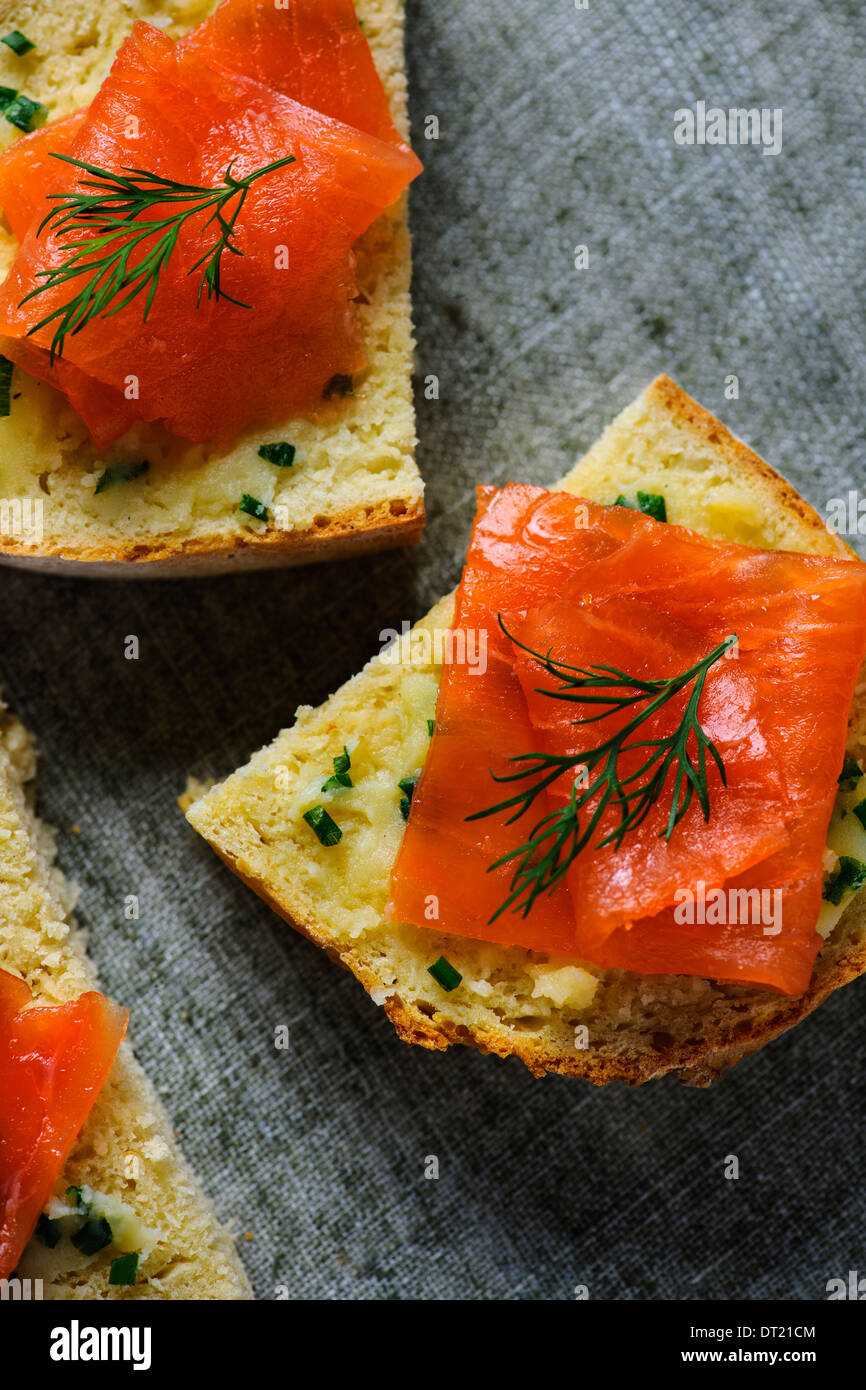 Irish Soda pane con salmone affumicato e erba cipollina burro Foto Stock