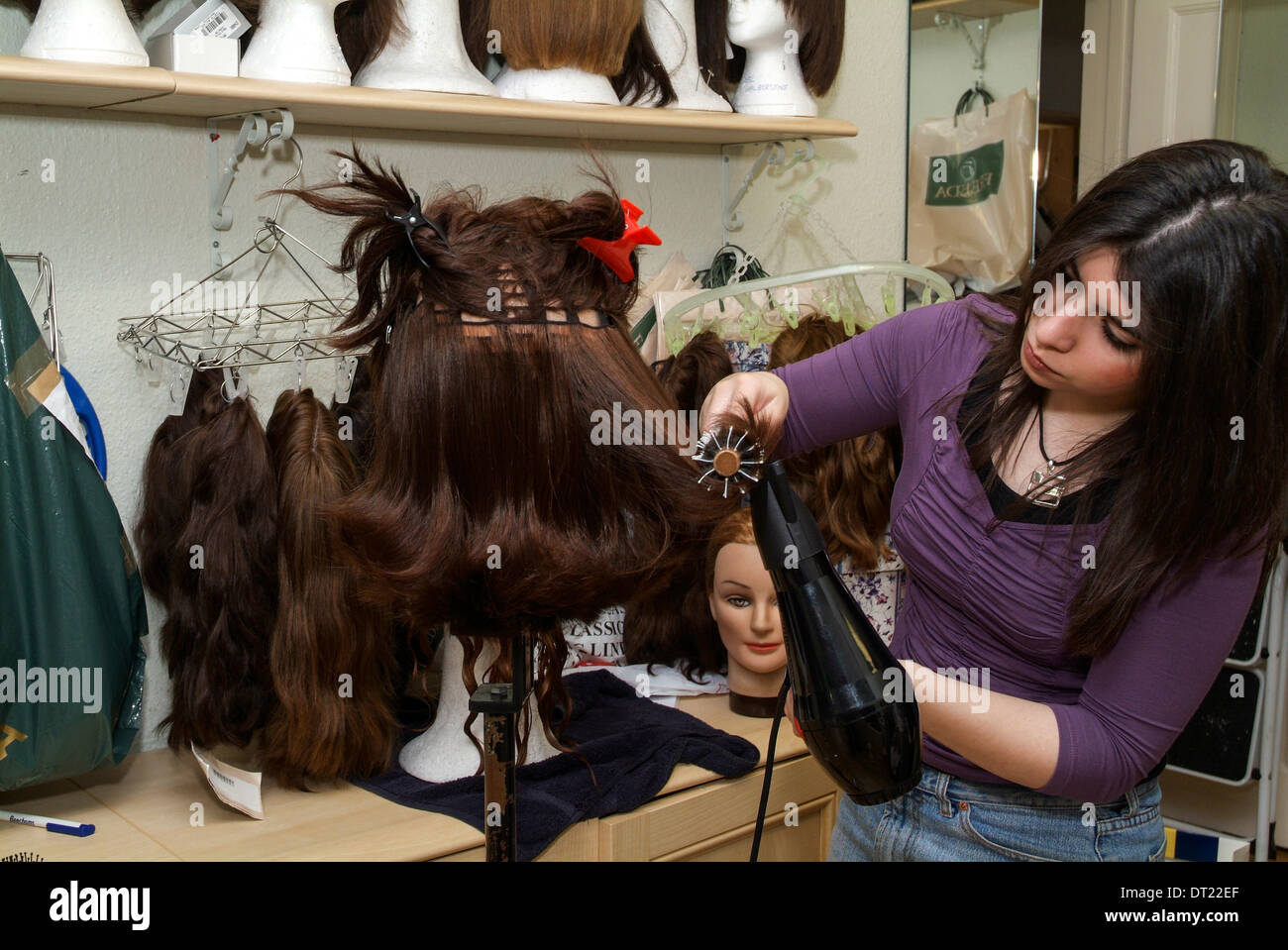 Un ebreo ortodosso wig maker styling e preparazione di parrucche per i  religiosi le donne ebree Foto stock - Alamy