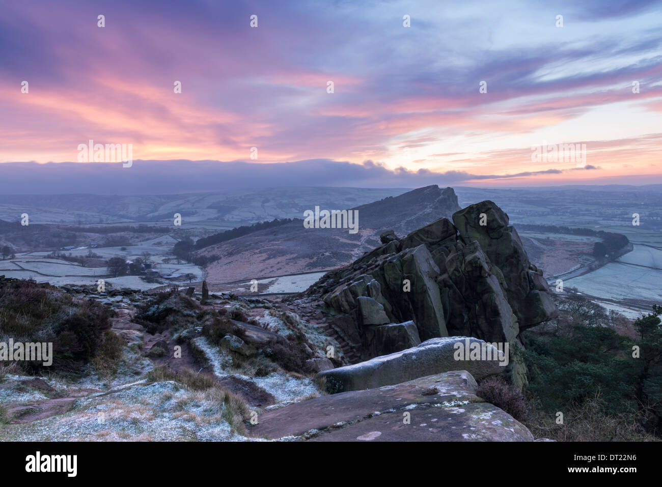 Inverno alba sul cloud di gallina, il roaches, Staffordshire Moorlands Foto Stock