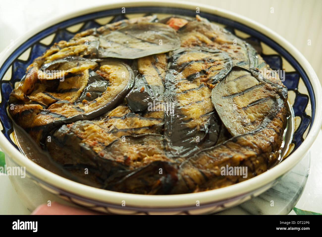 Torta con melanzane alla griglia e di agnello Foto Stock