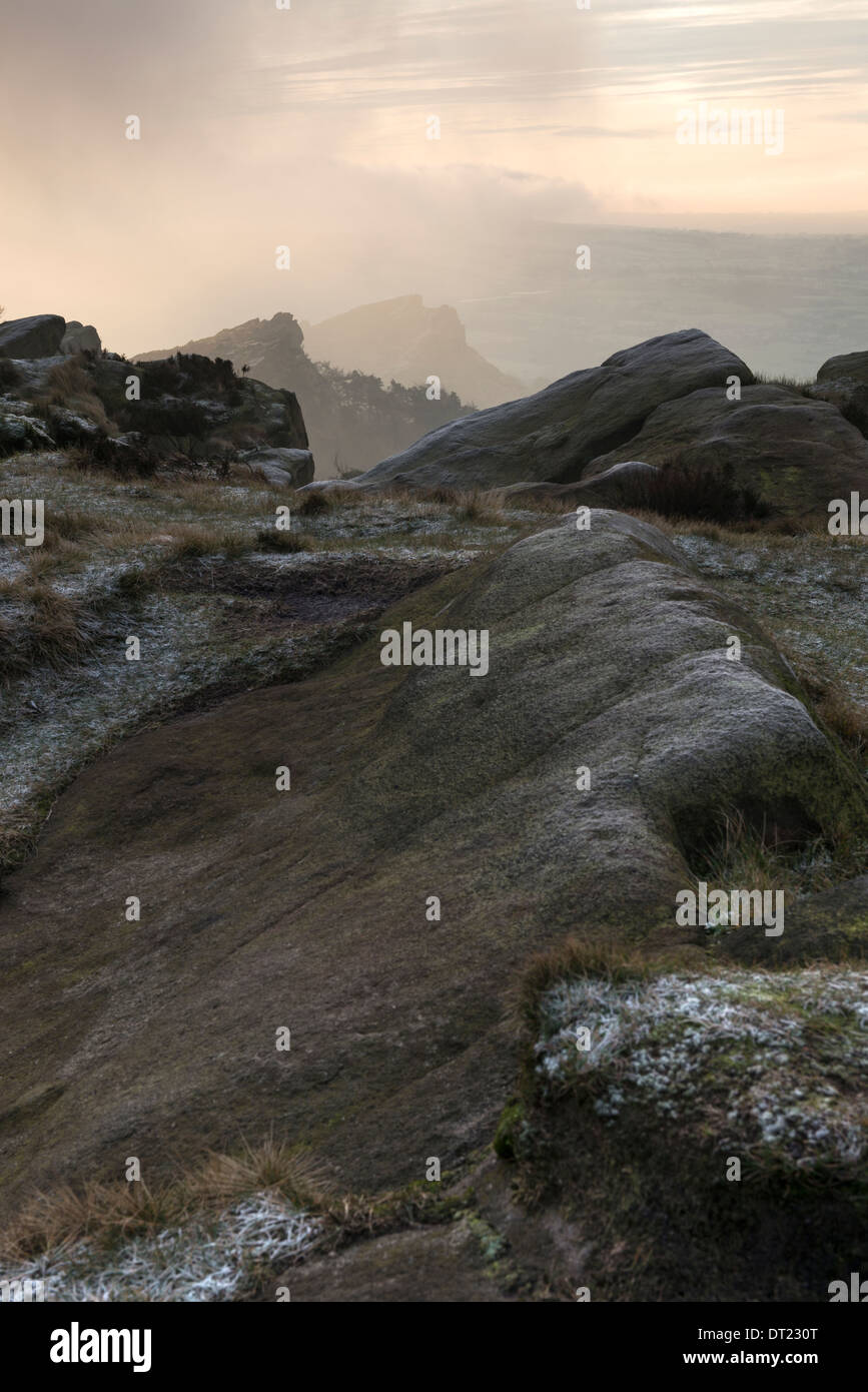 Una fredda mattina di gennaio. Basse nubi su scarafaggi, Staffordshire Moorlands Foto Stock