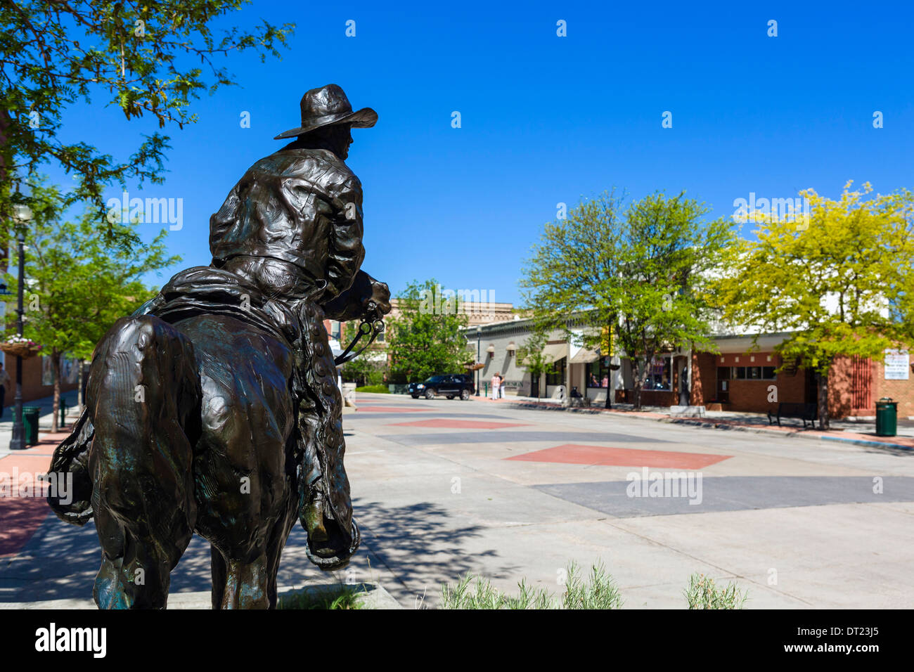 Cowboy statua di fronte al Municipio, Est Grinnell Plaza nel centro storico di Sheridan, Wyoming USA Foto Stock