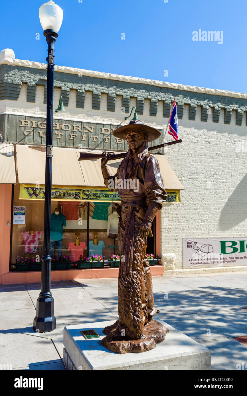 Cowboy statua in Grinnell Plaza nel centro storico di Sheridan, Wyoming USA Foto Stock