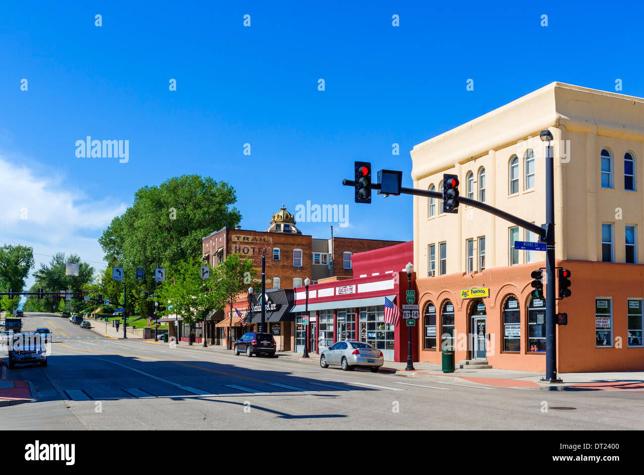 Strada principale all'intersezione con opere Street nel centro storico di Sheridan, Wyoming USA Foto Stock