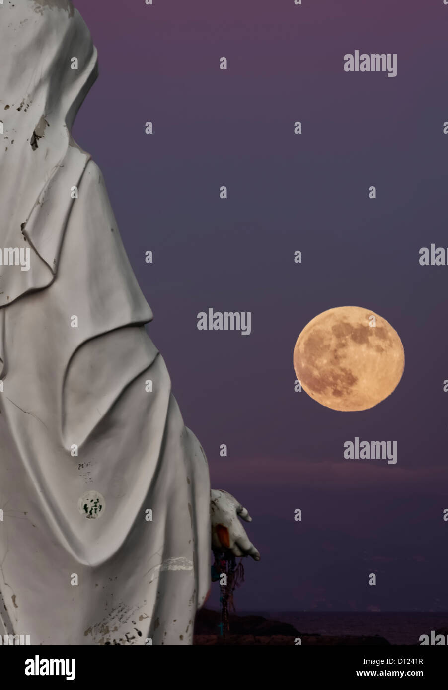 Luna Super 2013. La più grande luna piena dell'anno crescente dietro la statua di Santa Maria si affaccia sul mare Foto Stock