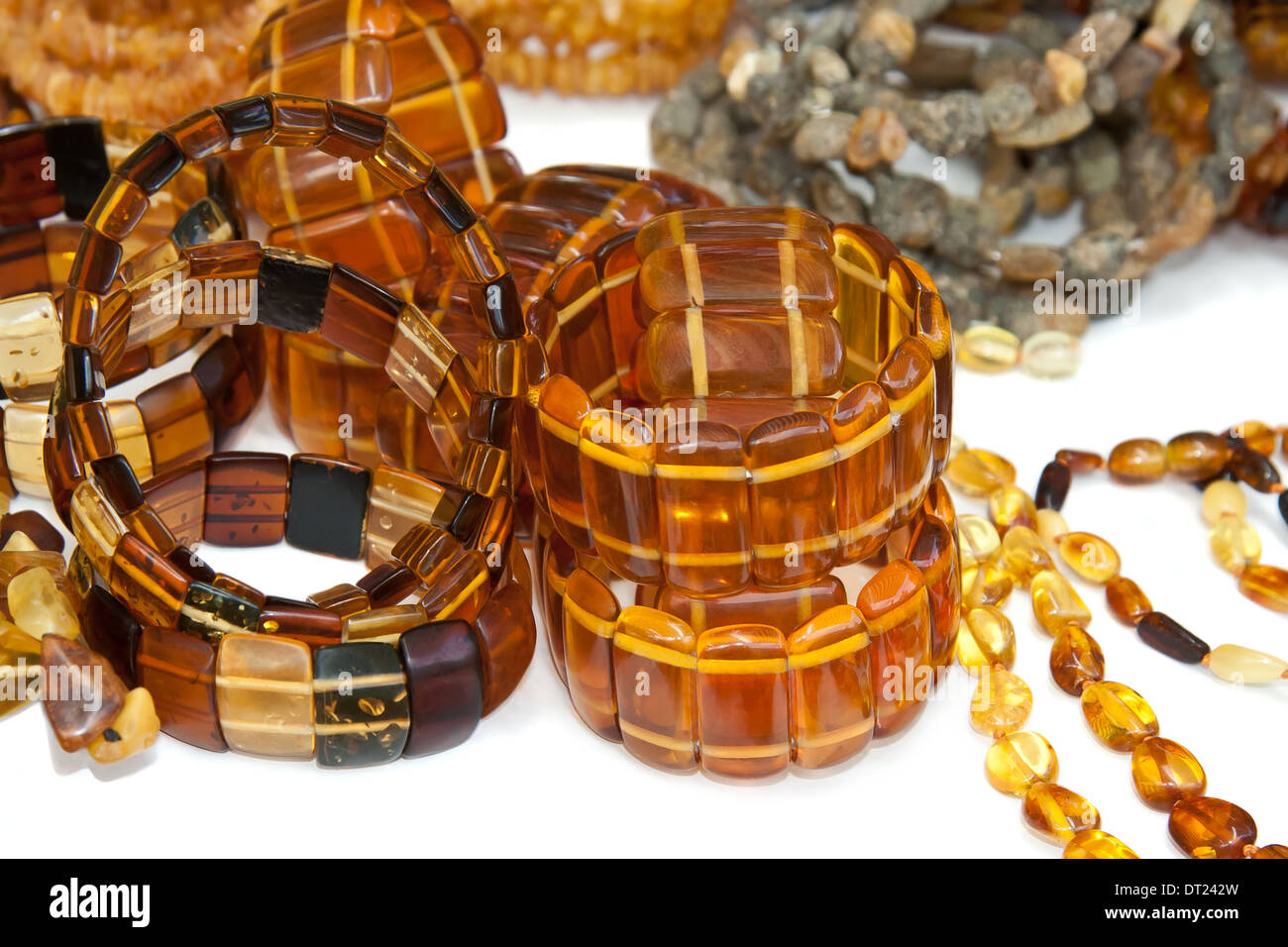 Collane ambra su sfondo bianco Foto Stock