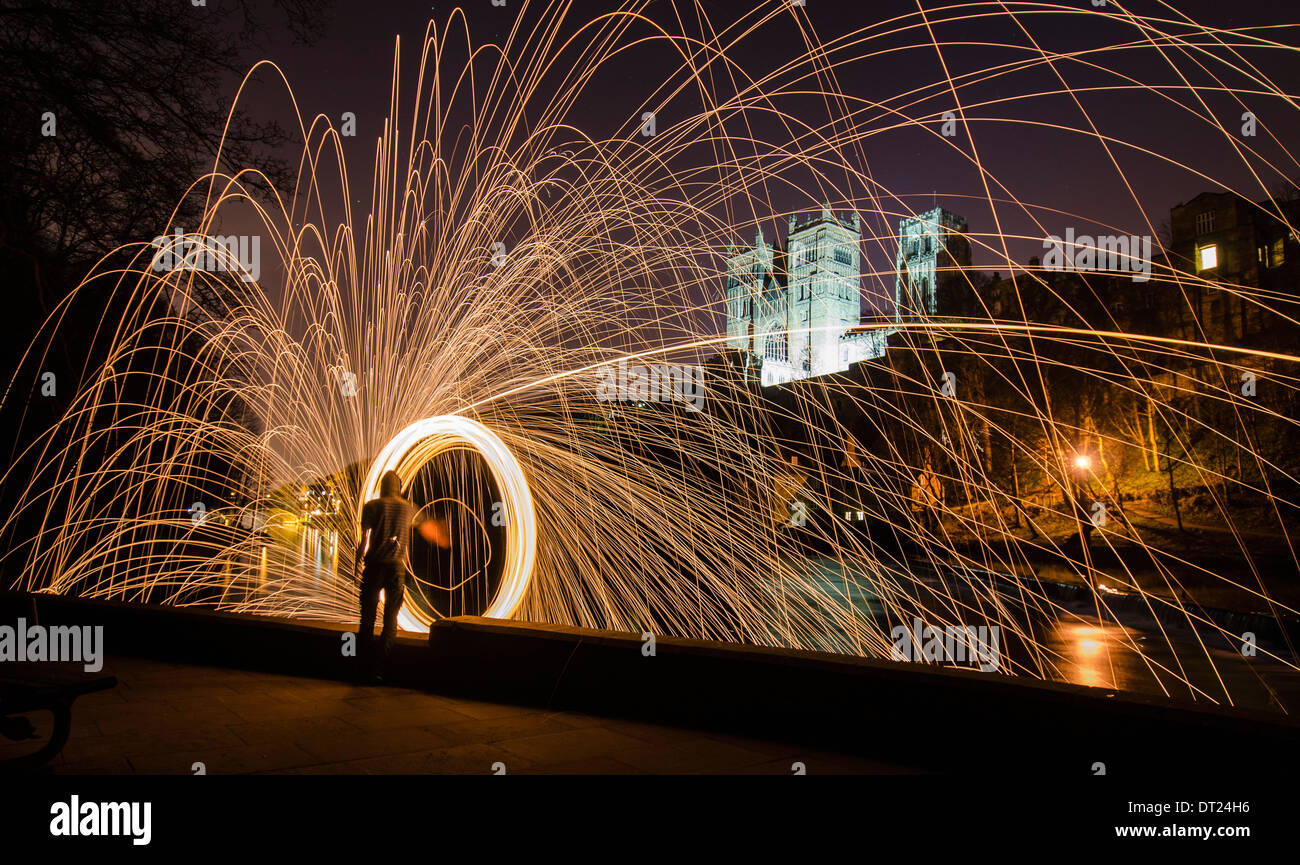 La pittura di luce lungo il fiume usura con lo sfondo della cattedrale Durham Durham - Inghilterra Foto Stock