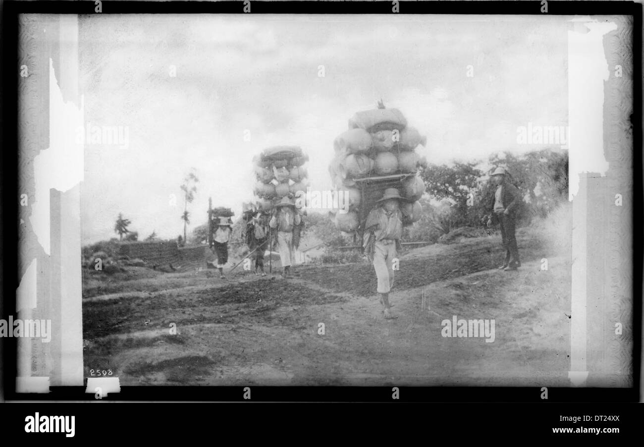 Una fotografia dei produttori di ceramiche indiane del Messico che trasportano le loro ceramiche sul mercato intorno al 1905, mostrando l'artigianato tradizionale. Foto Stock