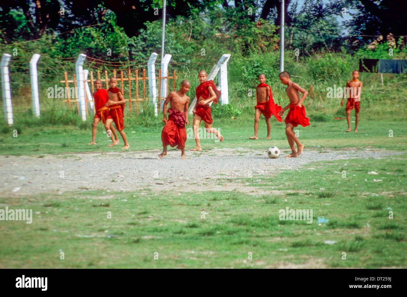 Giovani monaci buddisti che giocano a calcio (calcio) al lago Inle, Birmania (Myanmar) Foto Stock