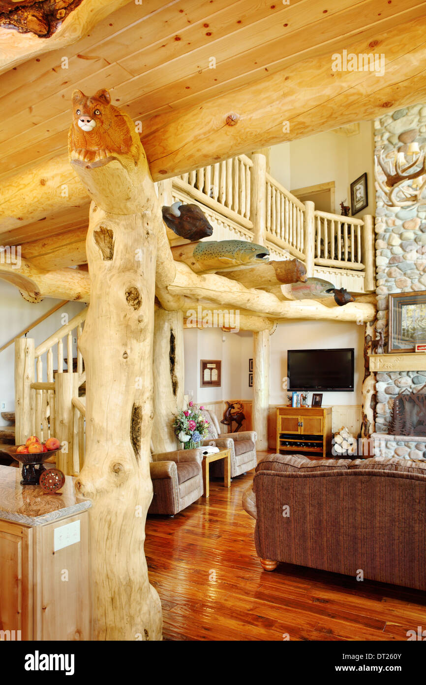La grande sala in un moderno log cabin, con decorazioni rustiche e mobili. Foto Stock