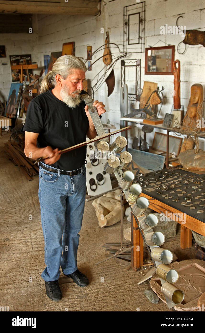 Signor Manolis Haroulis, artista e handicraftsman nella sua officina a Exo Laconia Village, Lassithi, Creta, Grecia Foto Stock