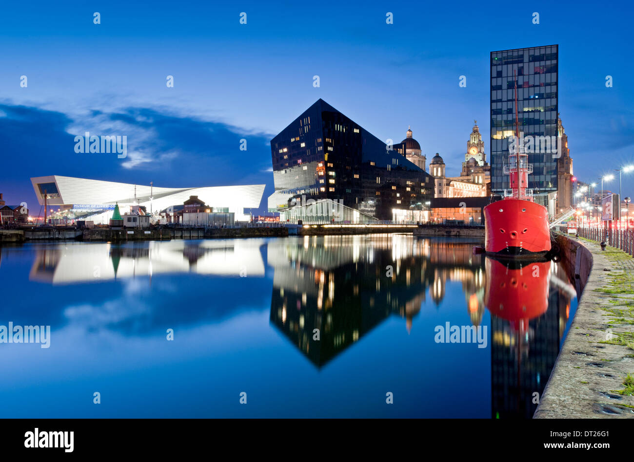 Liverpool skyline notturno visualizzate sul Dock di inscatolamento, Liverpool, Merseyside England, Regno Unito Foto Stock