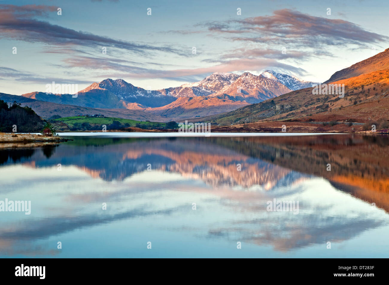 Llynnau Mymbyr, Mount Snowdon & The Snowdon gamma in inverno, da Capel Curig, Parco Nazionale di Snowdonia, Wales, Regno Unito Foto Stock