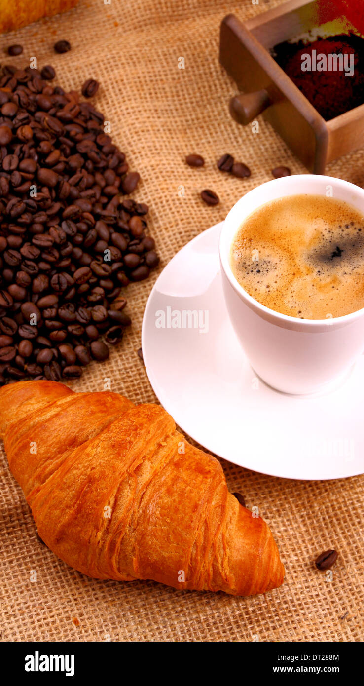 Il caffè nella tazza bianca e croissant, vista dall'alto Foto Stock