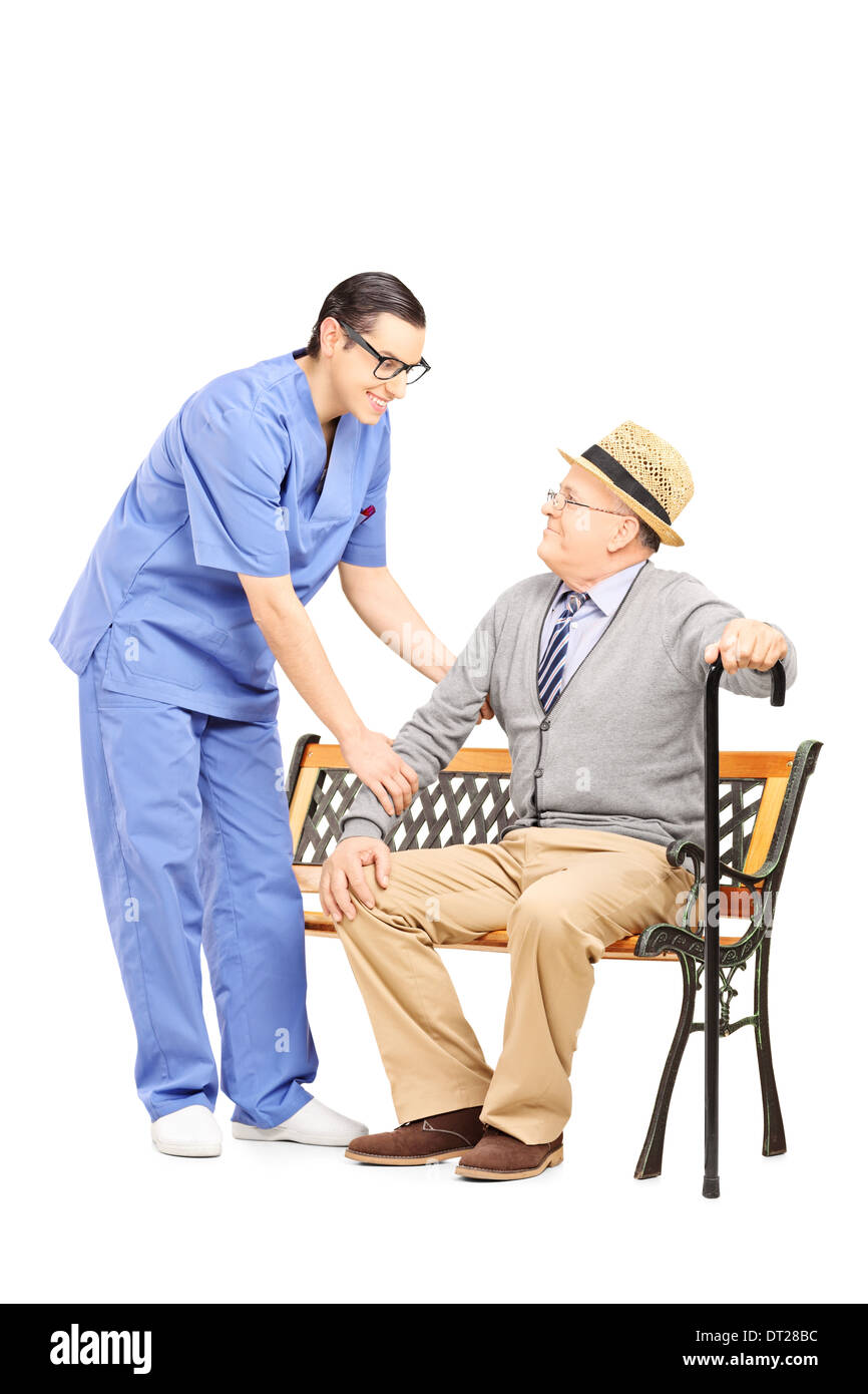 Senior gentleman seduto sulla panchina a parlare con voce maschile professionista del healthcare Foto Stock