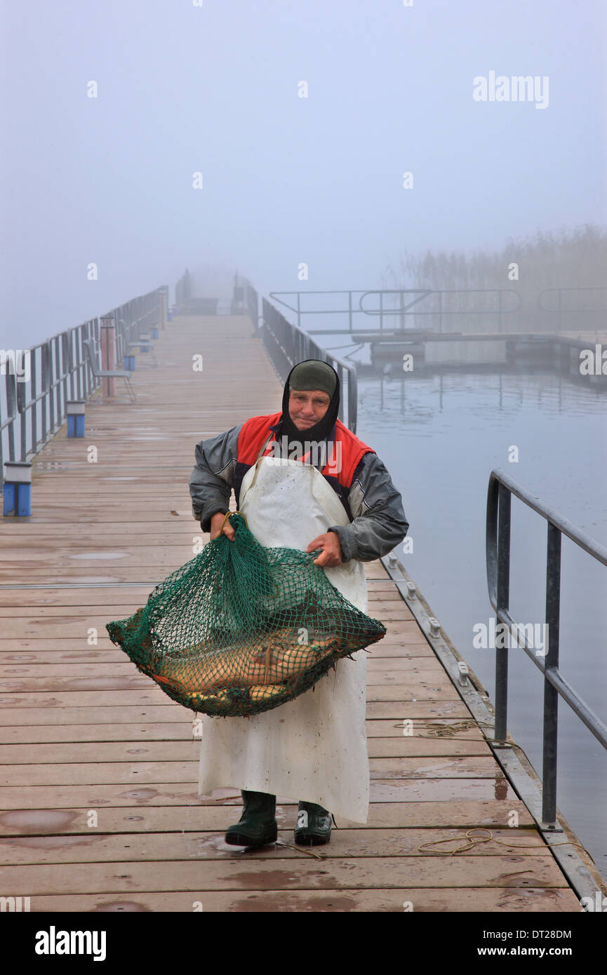 Pescatore a floating pedoni ponte di Agios Achilleios isolotto, Mikri Prespa lake, Florina, Macedonia, Grecia Foto Stock