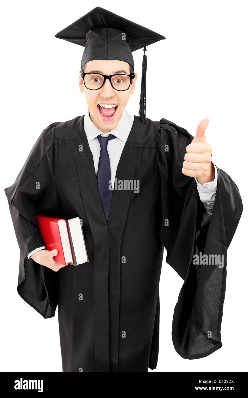 Giovane uomo in abito di graduazione contenere libri e dando pollice in alto Foto Stock