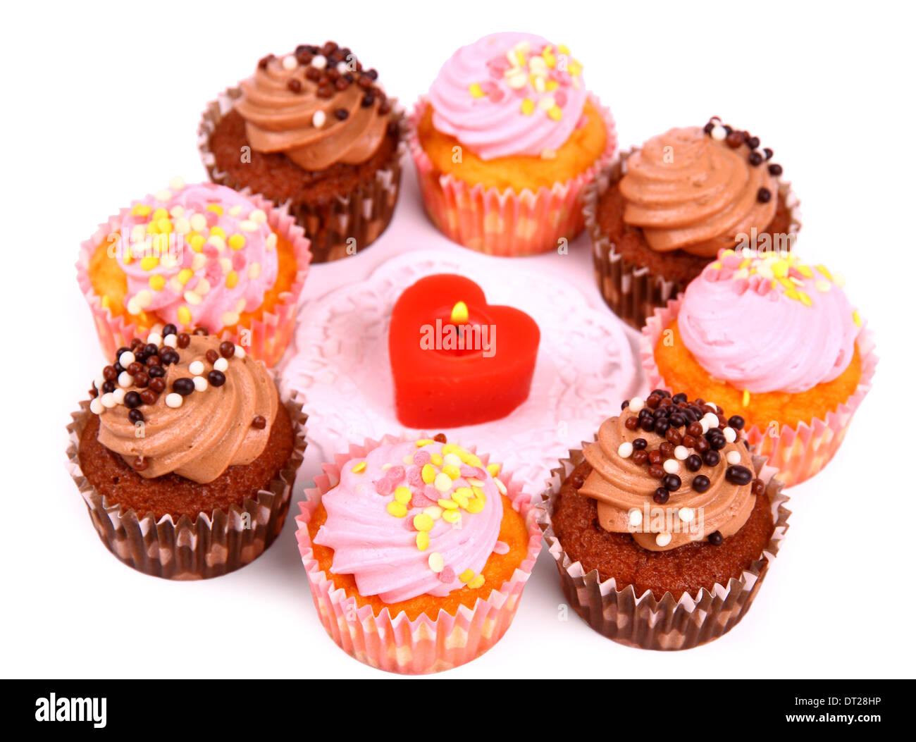 Cioccolato e rosa tortine con candela cuore, isolato Foto Stock