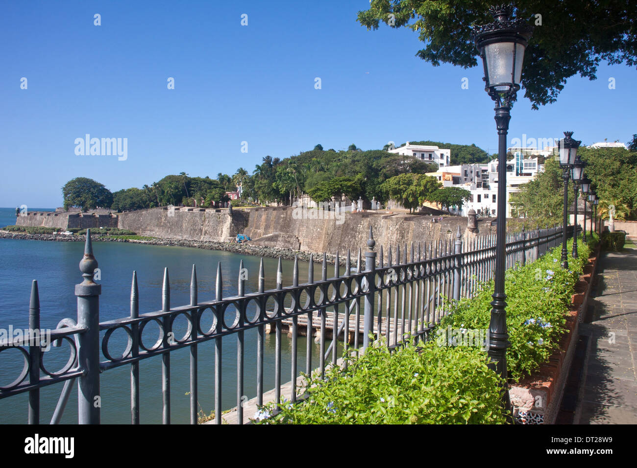 Mura della città vecchia lungo il Paseo del Morro e San Juan Bay, nella vecchia San Juan, Puerto Rico Foto Stock