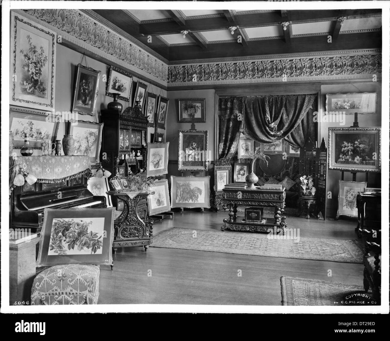 Una vista interna della residenza Paul Delongpre e dello studio d'arte di Hollywood, catturata intorno al 1905, che mostra la vita e la cultura artistica dei primi anni del XX secolo. Foto Stock