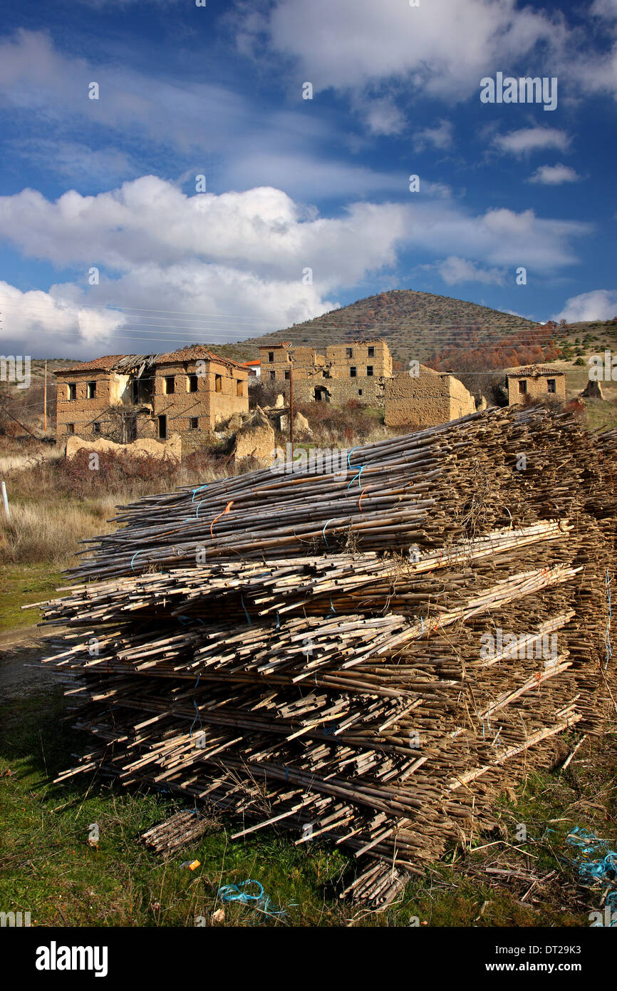 Tradizionali "udhouses' a Miliona (o 'Milionas') village, laghi Prespes, Florina, Macedonia, Grecia. Foto Stock