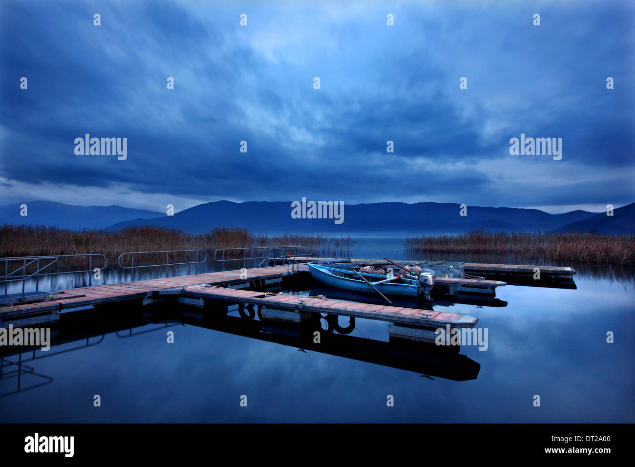 Piccolo porto di pesca in Grecia MIKRI ('small') lago Prespa, Florina, Macedonia, Grecia. Foto Stock