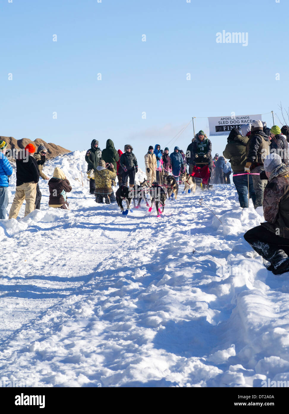 Matt Schmidt del Grand Marais, MN, set off sul suo dieci-classe dog sled gara di domenica, 2 feb 2014. Scene da apostolo isole Foto Stock