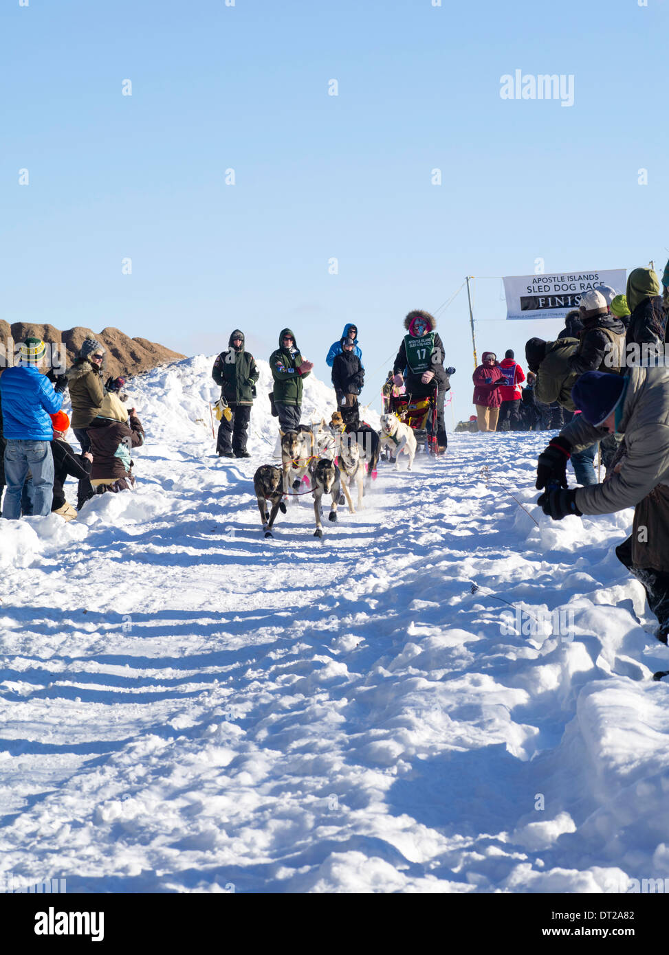 Amber Evans di Milaca, MN imposta off sul suo dieci-classe dog sled gara di domenica, 2 feb 2014. Scene da apostolo isole non slitta Foto Stock