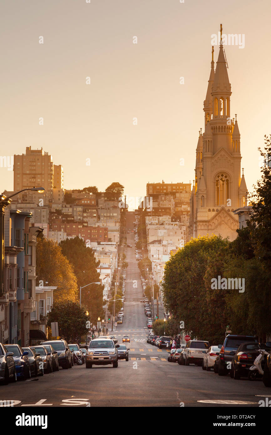 Nocciola Street con San Pietro e Paolo Chiesa cattolica ,al tramonto,San Francisco, California, Stati Uniti d'America Foto Stock