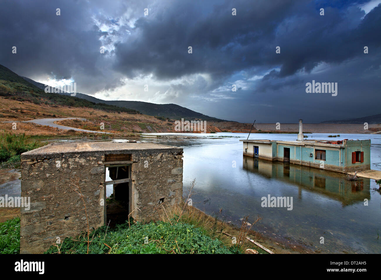 In corrispondenza della parte di affondamento del villaggio Sfendyli nel lago artificiale creato dalla diga di Aposelemis, Heraklion, Creta, Grecia Foto Stock