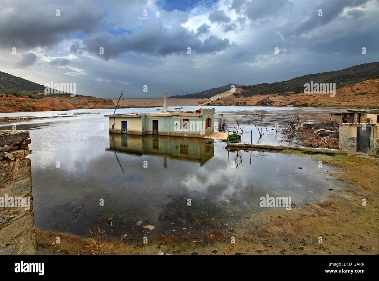 In corrispondenza della parte di affondamento del villaggio Sfendyli nel lago artificiale creato dalla diga di Aposelemis, Heraklion, Creta, Grecia Foto Stock